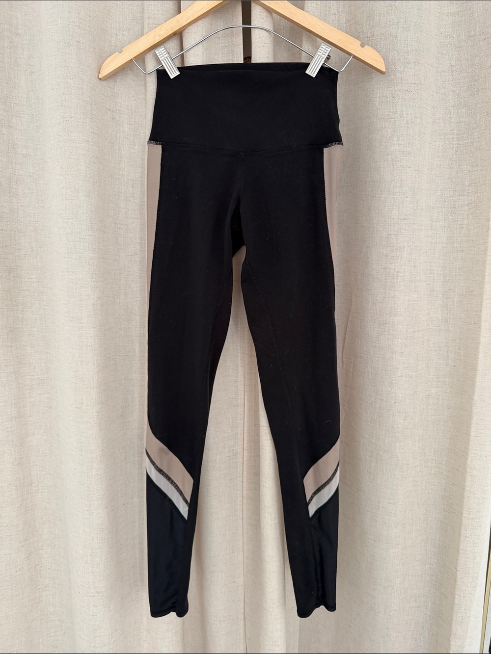 ALO Yoga High-Rise Black Leggings with Taupe and Mesh Panels XS